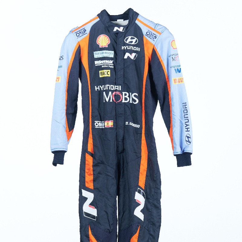 HMSGOfficial's tweet photo. In support of the Craig Breen Foundation, we've got unique #WRC memorabilia up for auction.🧑‍⚖️ 

Don't miss your chance to bid on @thierryneuville's 2023 helmet and @DaniSordo's racesuit, and raise money for this special cause as we keep Craig's legacy alive. 💚🤍🧡