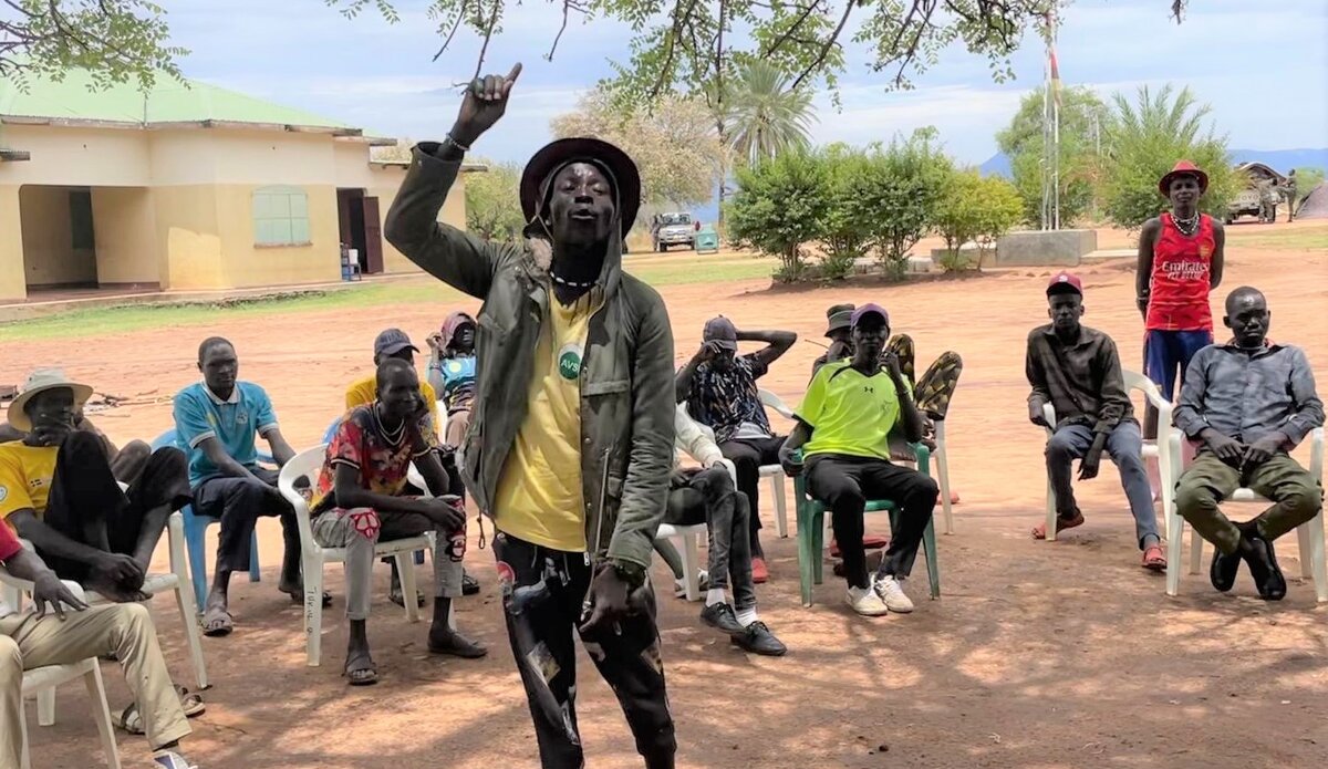 “Today, we reaffirm our commitment to peace with our neighbours'— Kraal community leader. Thanks to an @unmissmedia peace dialogue, feuding pastoralists in 🇸🇸 #SouthSudan's Eastern Equatoria came together to end cattle raids & revenge attacks. ➡️ ow.ly/aXSY50RgxBe