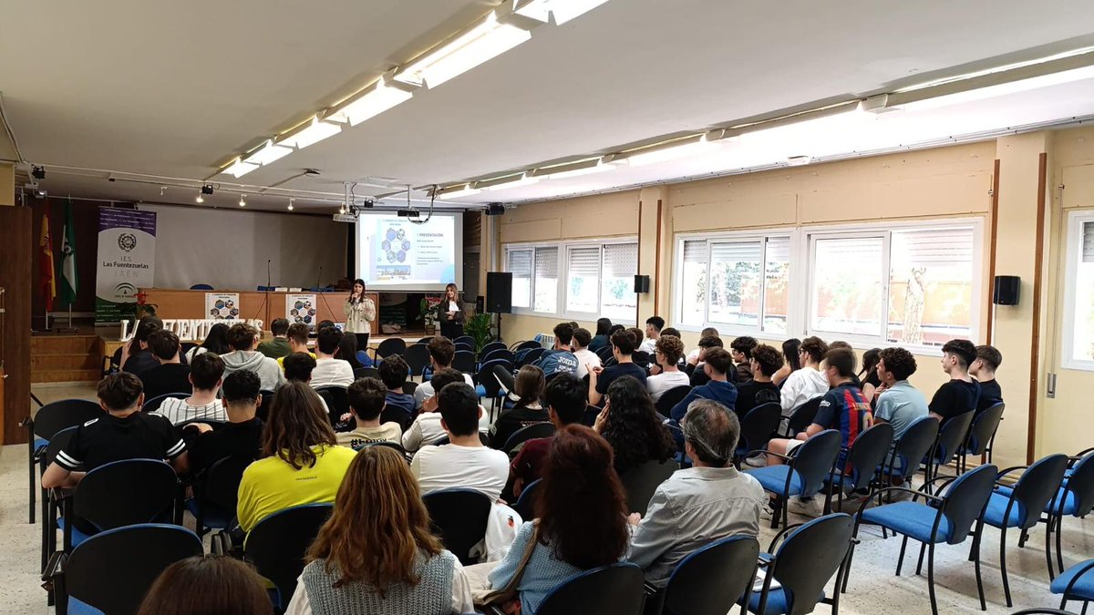 𝗜𝗜 𝗝𝗼𝗿𝗻𝗮𝗱𝗮𝘀 𝗱𝗲 𝗙𝗣 

🔶 Las profesoras del departamento de FOL, María Vílchez y María José Rascón, impartieron el miércoles durante la segunda jornada de la feria de FP, un taller formativo de orientación y acceso a grado medio dirigido a los alumnos de 4°de la ESO.