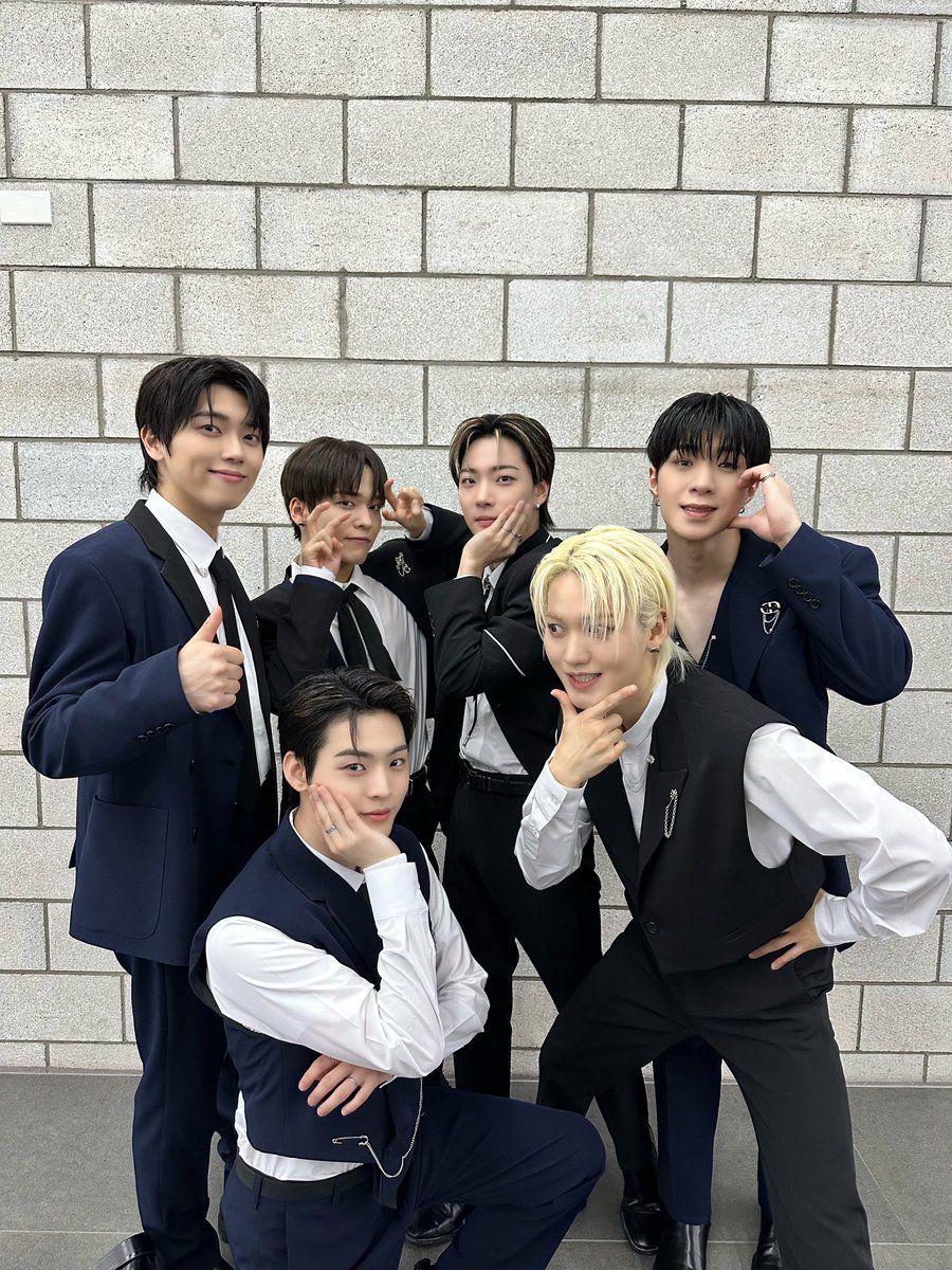 ONF_offcl's tweet photo. [#LightONF] 24.04.16 더쇼 📸

퓨즈와 온앤오프를 환상 속으로 만들어버린 더쇼의 'Bye My Monster' 무대 완료 😈
온앤오프 1위가수가되🏆
퓨즈 1위가수팬이되🏆

#온앤오프 #ONF
#BYE_MY_MONSTER
#BEAUTIFUL_SHADOW https://t.co/qdtCZPCLa9