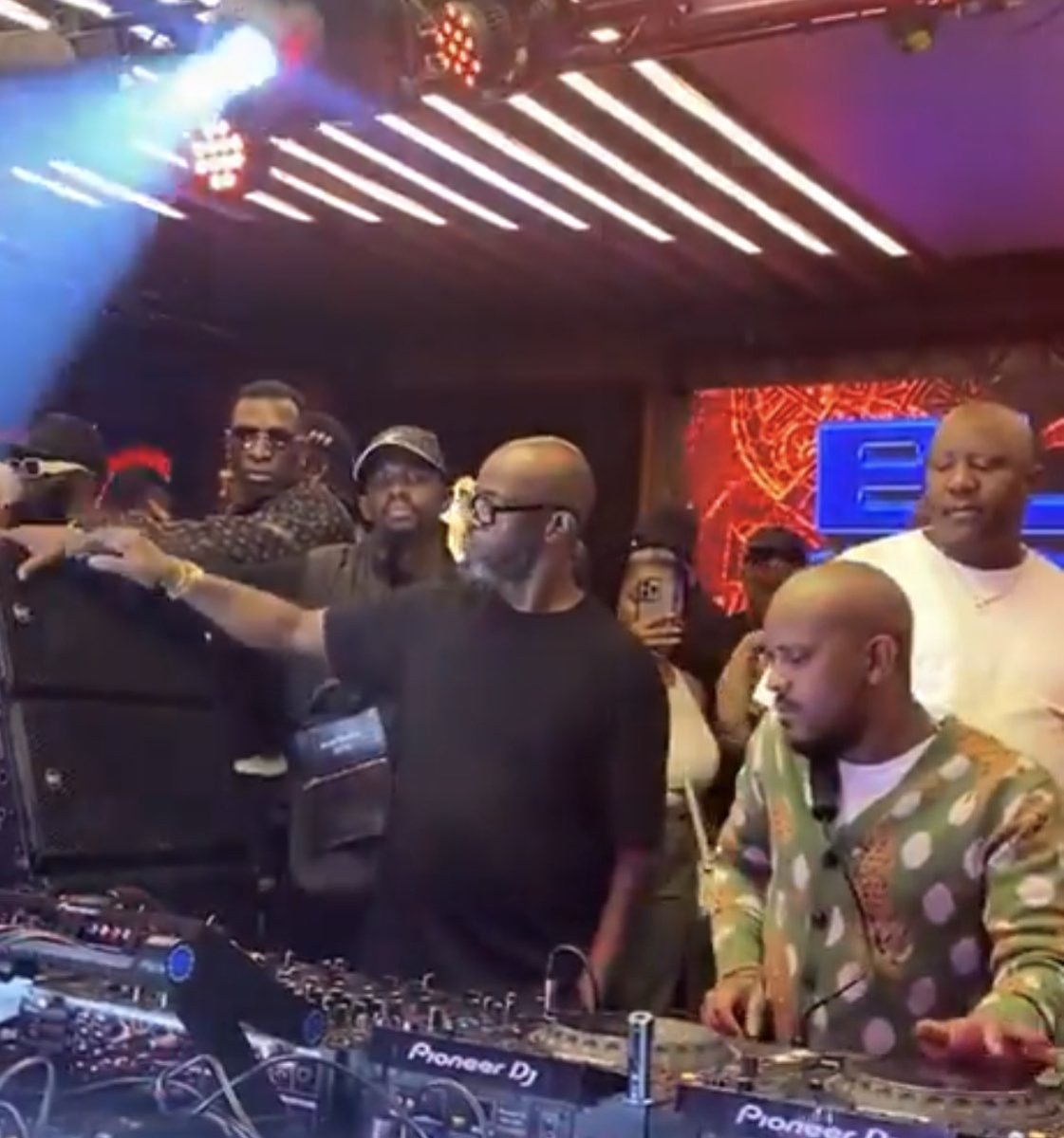 ChrisExcel102's tweet photo. Kabza’s happiness ever since he stopped hanging out with Maphorisa needs to be studied in TUT 😭😭 https://t.co/DgTh8Wlob0