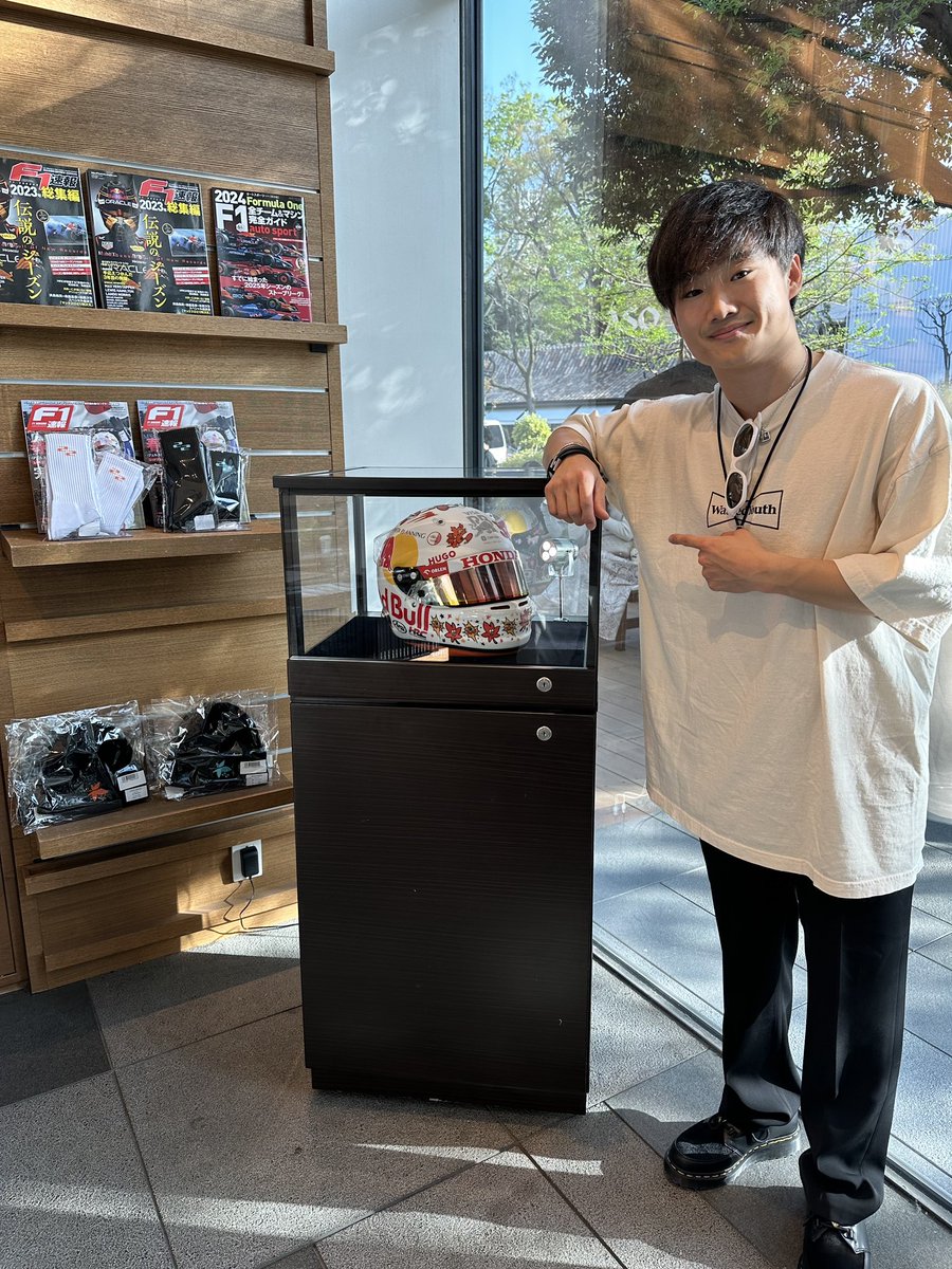 yukitsunoda07's tweet photo. 4月14日から4月26日まで期間限定で代官山蔦屋書店にて日本GPで着用したヘルメットを展示しています！
また、僕のオリジナルアイテムも店舗で販売しているので是非見に来てください！🍁 https://t.co/m64wHfNU0c