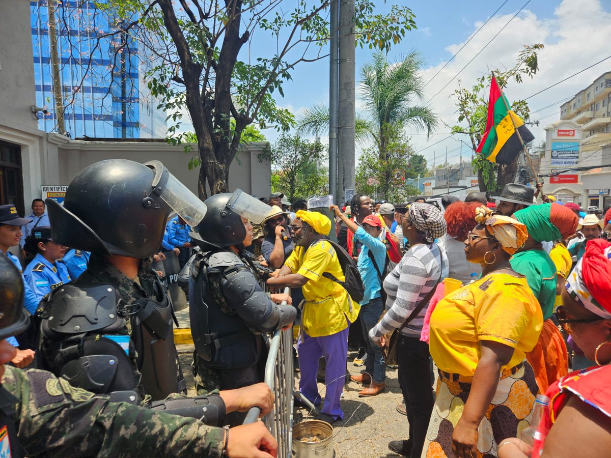 (1/2) #LandIsLife ✊🏾💚 We stand in #solidarity with the Garifuna people & the struggle for their ancestral lands. Last week, they mobilised against the delays + non-compliance of Inter-American Commission on Human Rights (IACHR) court directives to the Honduran State.