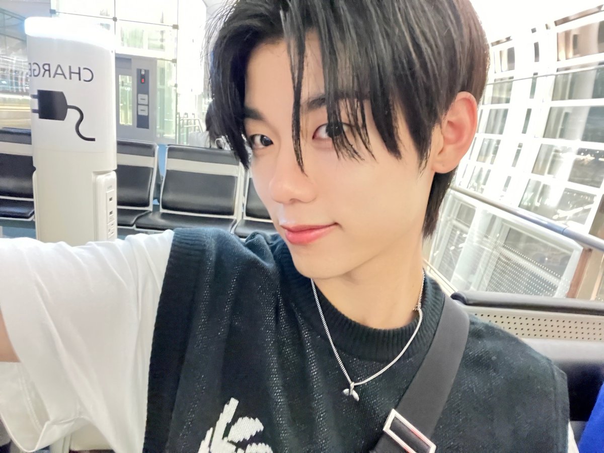 EVNNE_official's tweet photo. ✌️😉💚

#EVNNE #이븐
#이정현 #LEEJEONGHYEON https://t.co/IqgNikLrKy