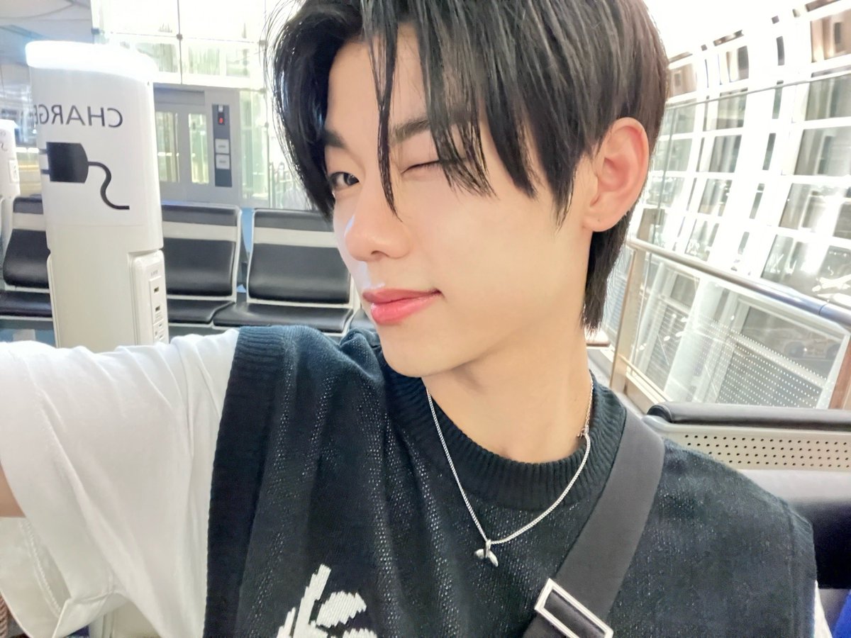 EVNNE_official's tweet photo. ✌️😉💚

#EVNNE #이븐
#이정현 #LEEJEONGHYEON https://t.co/IqgNikLrKy