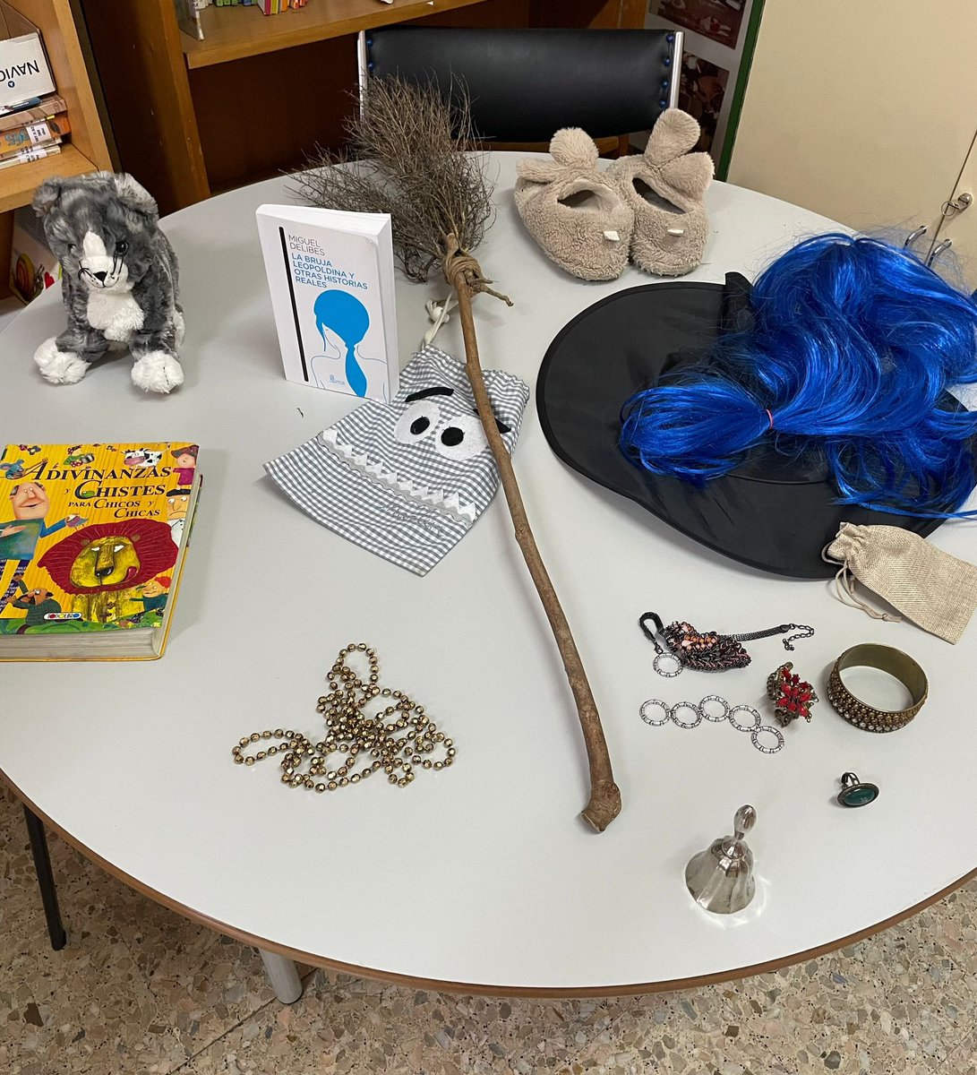 CEIPCampoCruz's tweet photo. Hoy los alumnos de 6º han  representado para los alumnos de 1º y 2º “La bruja Leopoldina y otras historias reales” de Miguel Delibes. 
Actores y espectadores han disfrutado mucho de esta actividad. https://t.co/b1LRGoAAx5