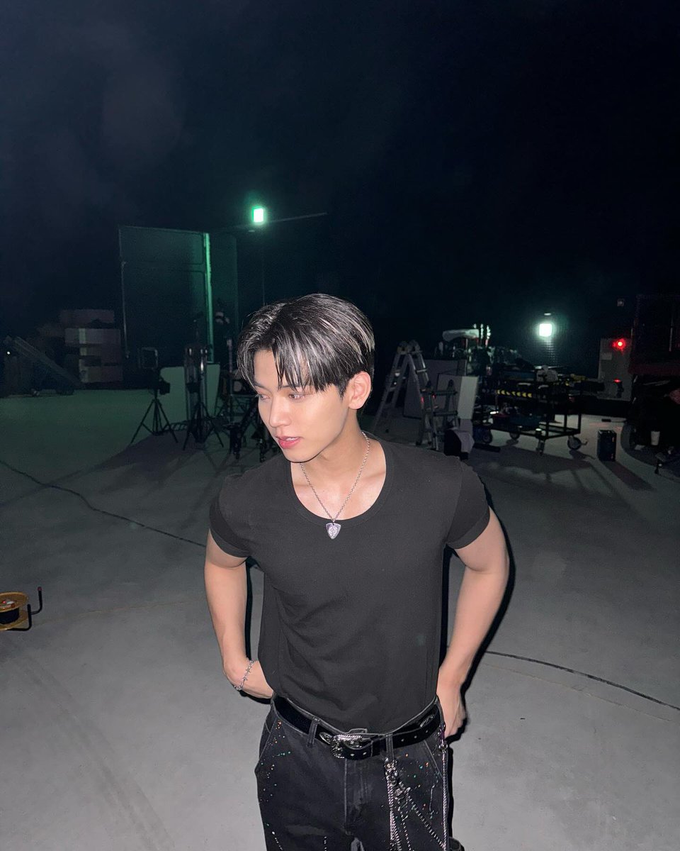 ForXLuccy's tweet photo. Hyuk Ig post update✨

😎🖤

#OMEGA_X #오메가엑스
#혁 #HYUK https://t.co/5oW0654mcw