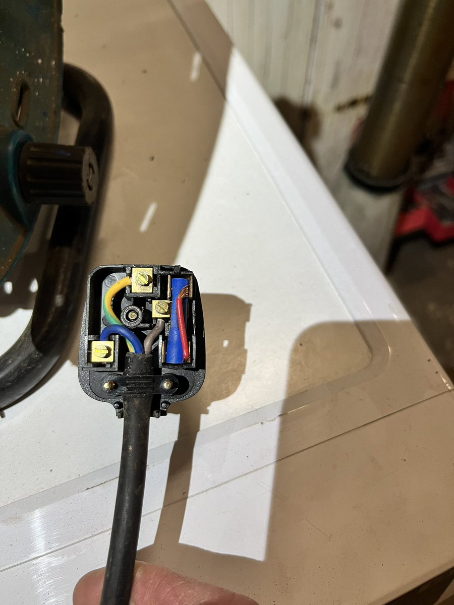phazeelectrical's tweet photo. Interesting fuse set up on extension reel in work shop seen today. https://t.co/iLbjFj6Ire