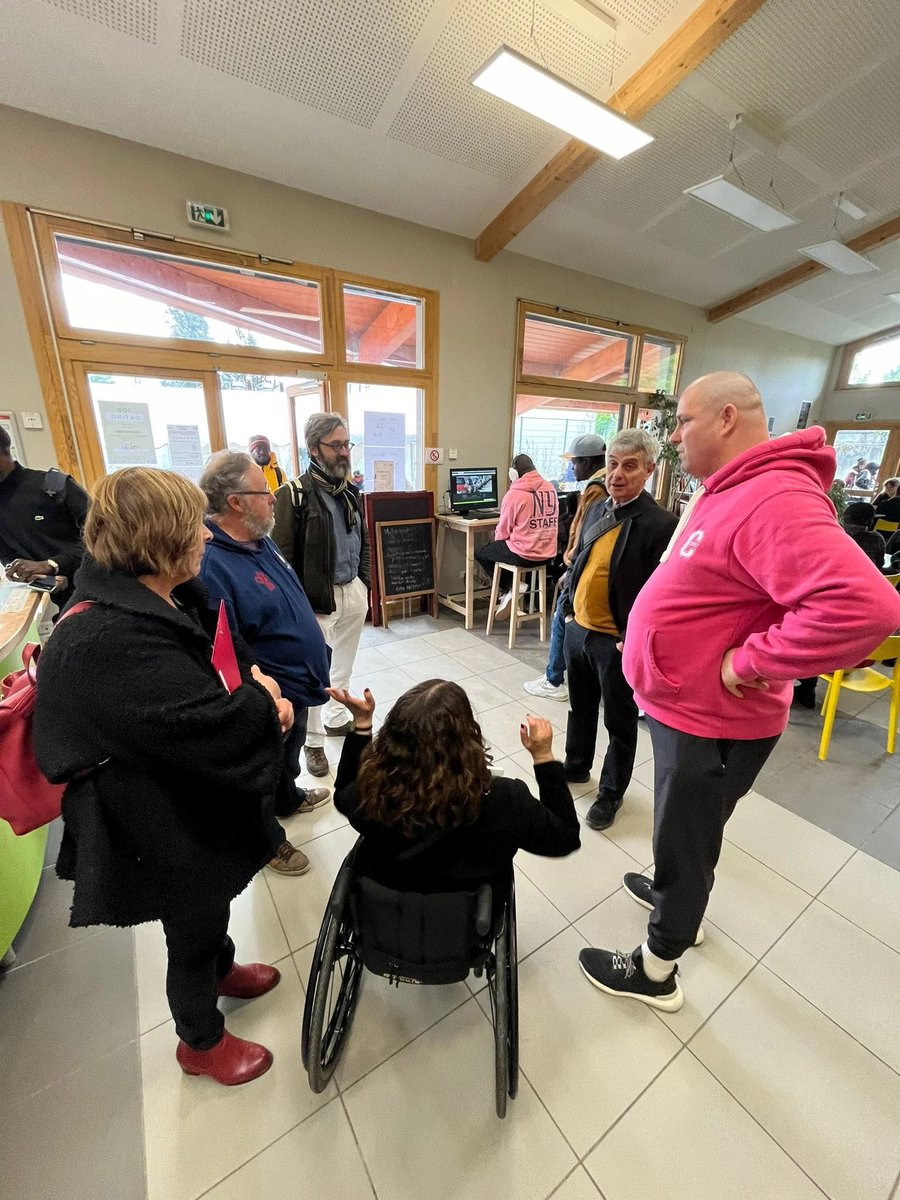 En visite ce matin auprès d'une association iséroise aidant les personnes sans-abris, les bénévoles m’ont partagé leurs préoccupations. Alors que la demande d'#aide explose, la réponse publique diminue, surtout dans le domaine de la #santé, et particulièrement en #psychiatrie.