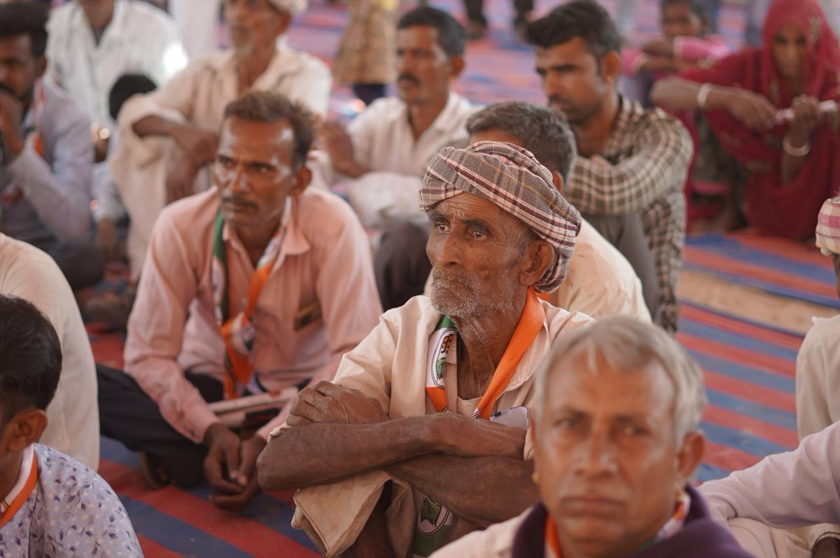 Shalvikanchan25's tweet photo. "You must be familiar with these eyes…
They hold hope and fear,
For all that has happened to them in the last five years.
Here they are again, gazing towards what they call their opulence.
Are they innocent or very clever?
They are forgetful of what they don't want to happen." https://t.co/mbjqFaTuPD
