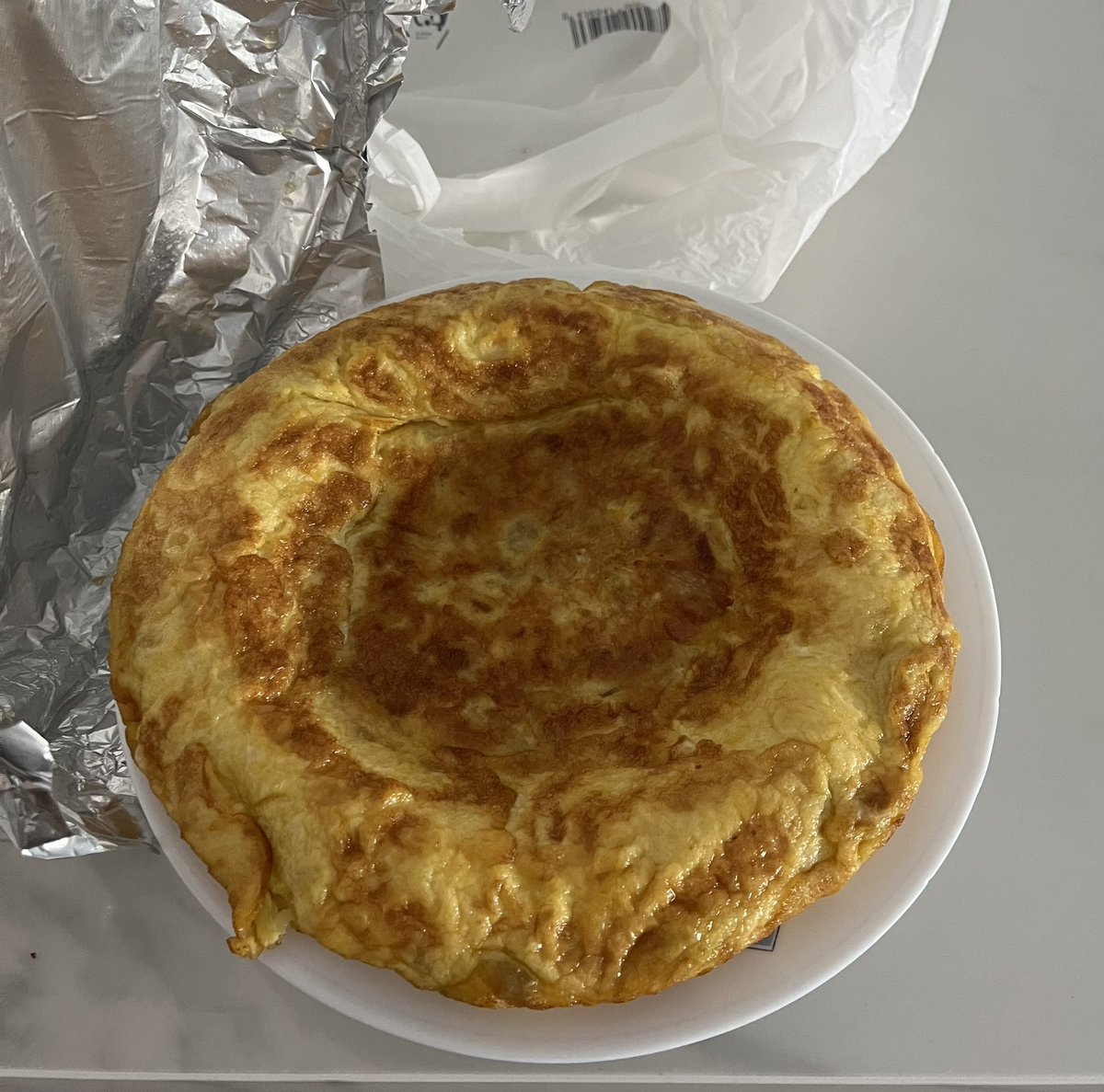 angelopezh's tweet photo. Mis pacientes me acaban de traer la tortilla de patatas de los martes #SinFiltros #SinCebolla 😊 https://t.co/iArXYRUyfr