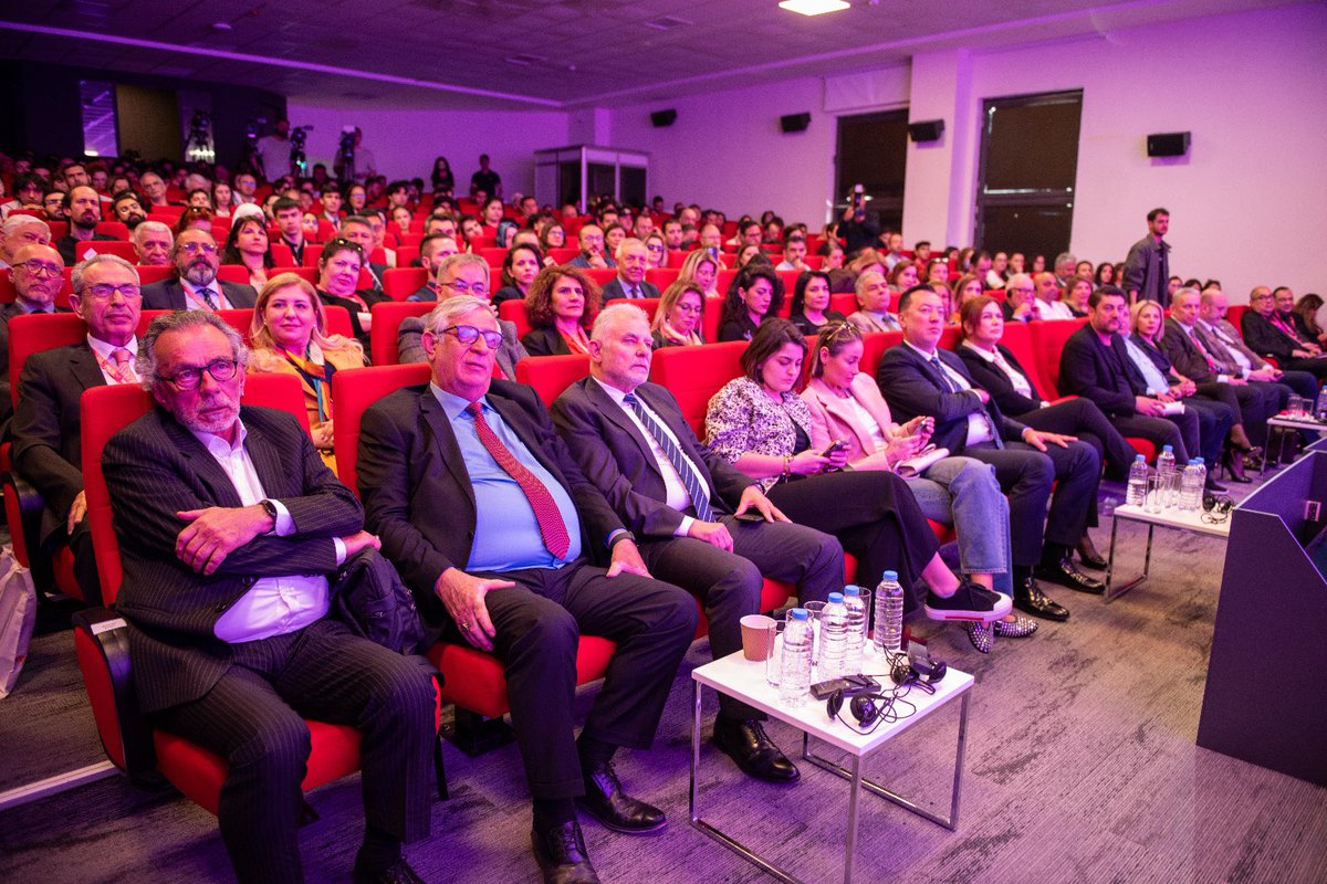 buek_mim's tweet photo. BAU Kemerburgaz Future Campus'te gerçekleştirilen Uluslararası Yapay Zeka Zirvesi, yoğun katılımla başladı. Açılış konuşmasını yapay zeka sunucusu Lucia'nın yaptığı iki günlük zirvede, yapay zekanın geleceği ile ilgili yol haritası çizilecek. @EnverYucel @esraahatipoglu https://t.co/u91QIyT7jz