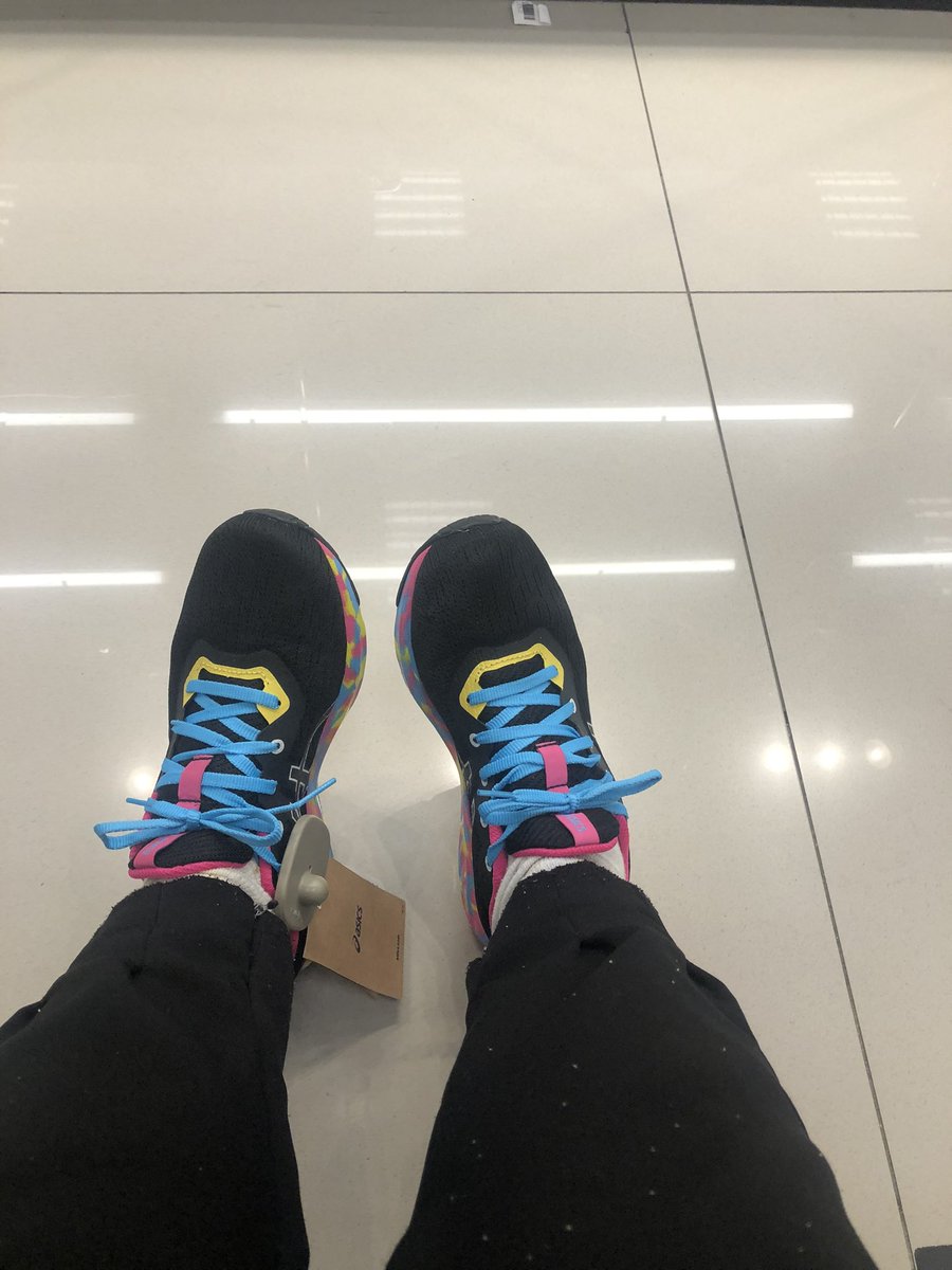 rafa_menon's tweet photo. Estou bem decepcionada com a qualidade da @asicsbrasil 
Comprei esse tenis a menos de um ano, só uso para malhar na academia, e olha que nem corro, e hj ele já esta com a tela toda abrindo https://t.co/C4npSdmXMa