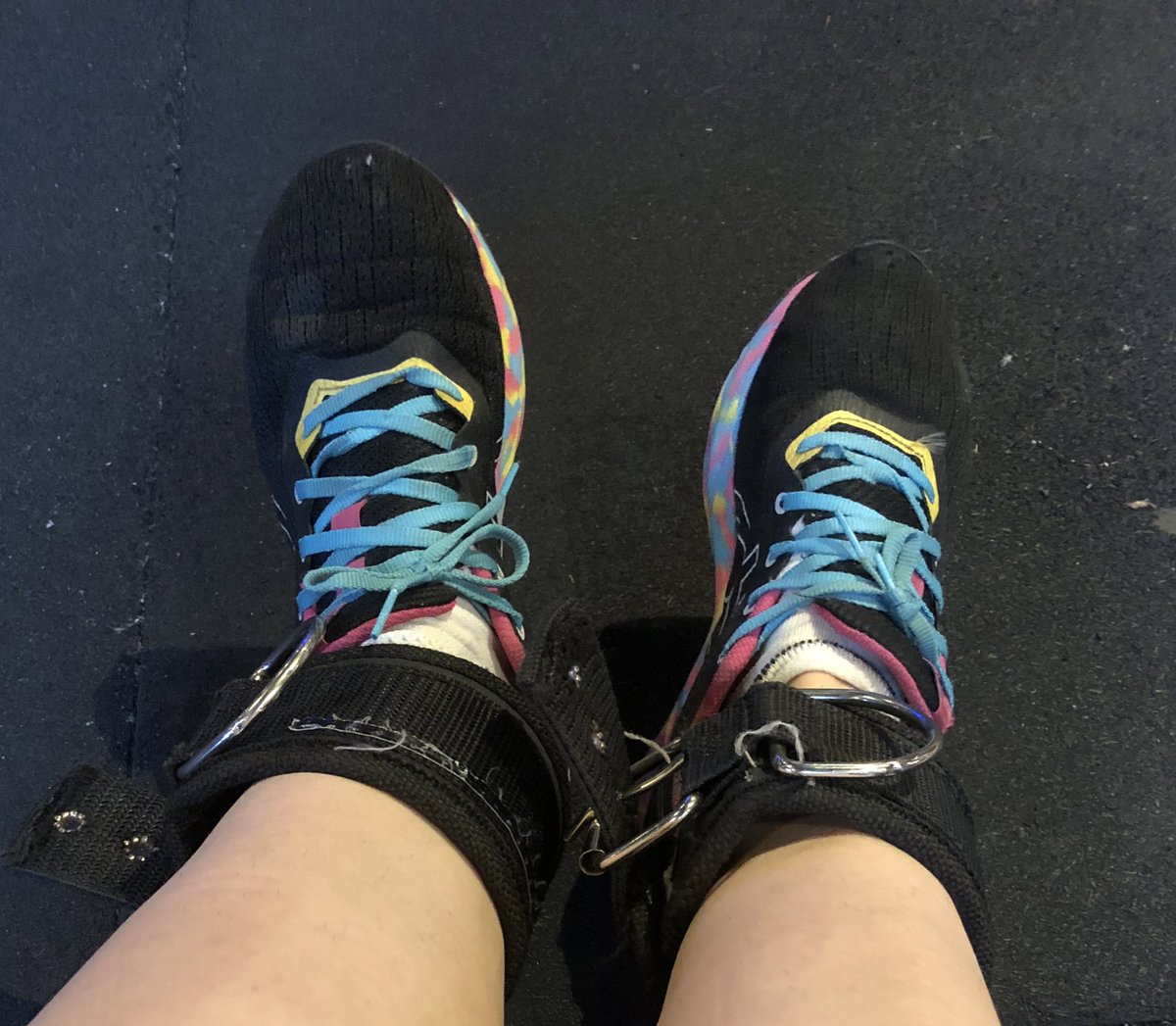 rafa_menon's tweet photo. Estou bem decepcionada com a qualidade da @asicsbrasil 
Comprei esse tenis a menos de um ano, só uso para malhar na academia, e olha que nem corro, e hj ele já esta com a tela toda abrindo https://t.co/C4npSdmXMa
