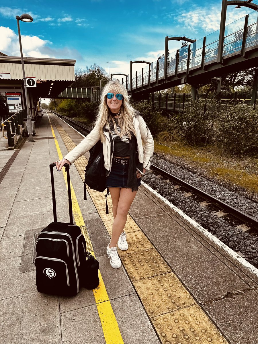 My phone is pinging in my back pocket so I’m already feeling very loved on my birthday! Just boarding the 🚝 & looking forward to reading all your messages, that is if I can restrain myself from speaking to any interesting passengers 😋 u know how I love to chat! #Girlonatrain