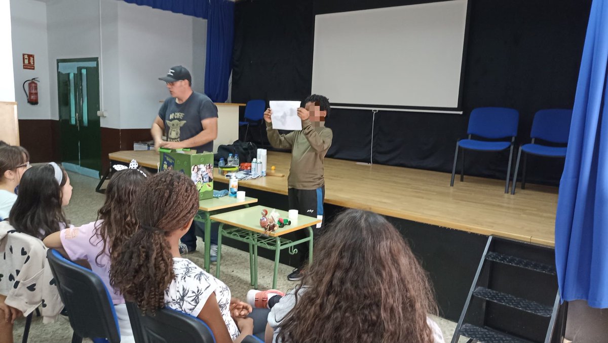 CEIPCampoCruz's tweet photo. Ayer tuvimos en el colegio a Sergio Barrio el “profesor10de mates” . Charlamos con él sobre su libro “       “. disfrutamos con sus explicaciones sobre ciencia y variadas demostraciones de experimentos.  ¡Qué divertida es la ciencia! https://t.co/ZzomiVHM6M