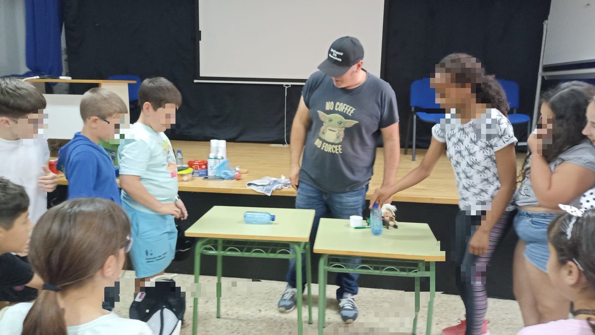 CEIPCampoCruz's tweet photo. Ayer tuvimos en el colegio a Sergio Barrio el “profesor10de mates” . Charlamos con él sobre su libro “       “. disfrutamos con sus explicaciones sobre ciencia y variadas demostraciones de experimentos.  ¡Qué divertida es la ciencia! https://t.co/ZzomiVHM6M