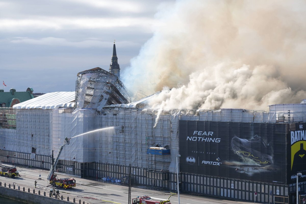 #Danemark #Copenhague La bourse du Commerce historique en feu comme #NotreDamedeParis il y a 5 ans