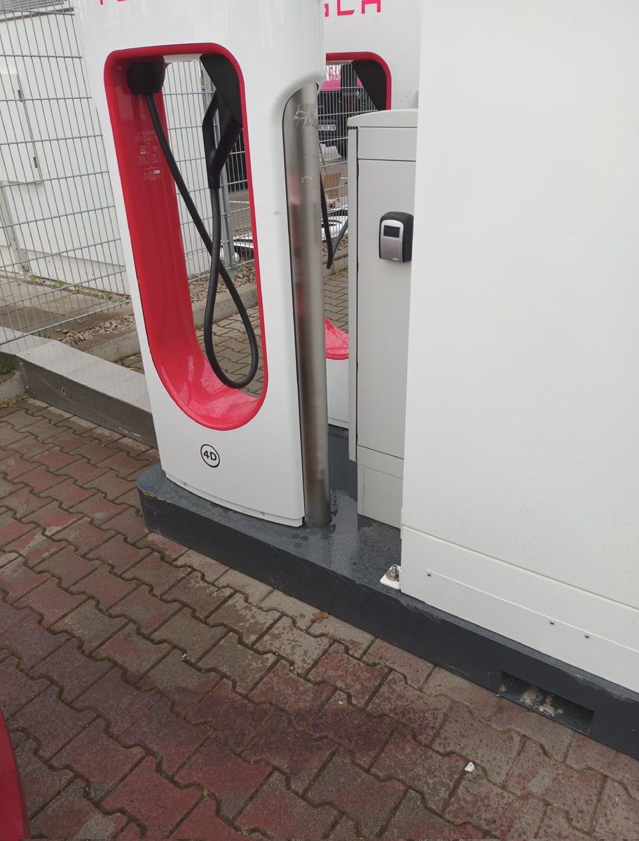 The Tdsla Supercharger Karlsruhe is reported as closed in the vehicle. But the 4 new stables are open. The 11 others are being changed. By the way, there is a card reader at the new 4 stalls