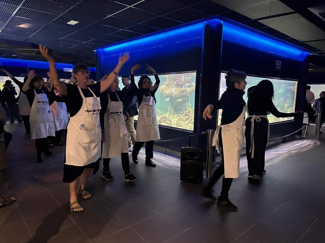 Gran éxito de la primera #performance del #CoroDelantal @MACAAlicante el pasado sábado por la tarde en el #Aquarium 😍

#coro #música #arte #faunayfloramarina #Mediterrráneo #MuseodelMarSantaPola #cultura #SantaPola