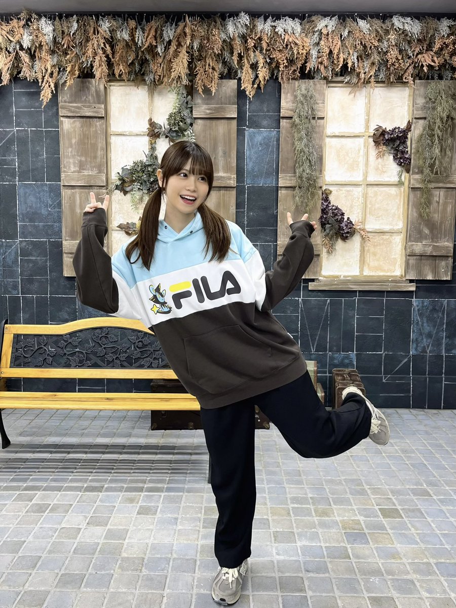 ルクシオ パーカー 朝から1日ロケ中〜 今日はお気に入りのルクシオのパーカーを着てるよ