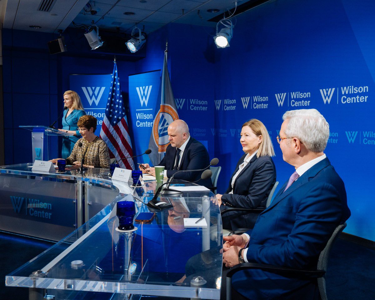 Kudos to our partner @TheWilsonCenter for organizing a public debate in Washington yesterday on the #WeimarTriangle as the engine of Europe. The discussion with European MPs @pawelkowalpl, @n_roettgen, @npouzyreff78 was opened by @WarsawForum Chair @KPisarska.