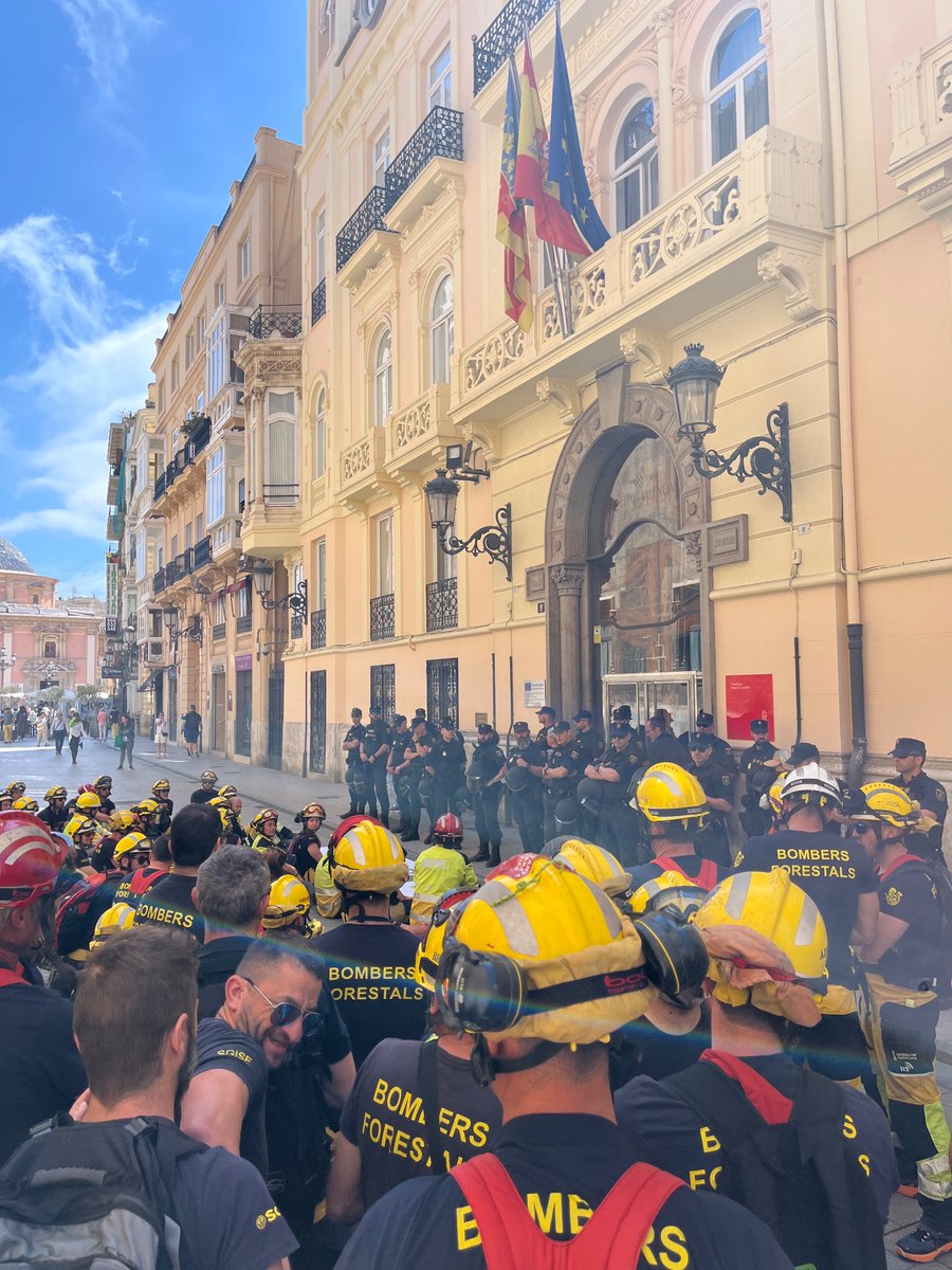 rafafso's tweet photo. #AlgunosSabenDeFuego #BombersForestalsEnLluita https://t.co/bzrS4YchEC
