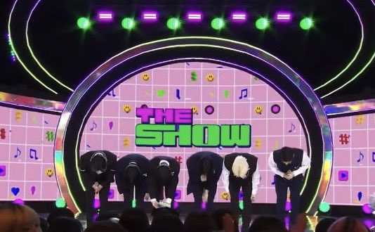Dor2_24's tweet photo. 연차가 6년이 넘어가는데도 데뷔초부터 지금까지 정말 한결같이 멤버 전원이 90도 폴더인사할때부터 온앤오프는 무조건 정말 무조건 잘될거라는걸 믿어 의심치않았음 https://t.co/1V6r0Y2WT9