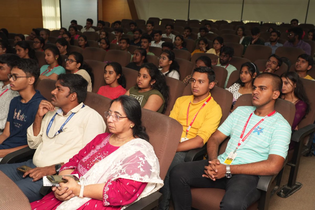 NMITBangalore's tweet image. NMIT&apos;s EEE department embraced the wonders of quantum physics with enthusiasm on World Quantum Day celebrated on April 15th 2024, with Prof. P C Deshmukh conveyor and mentor of CAMOST!

#WorldQuantumDay #QuantuumDay #electricalandelectronicsengineering #Nitte #nmit #NMITBangalore