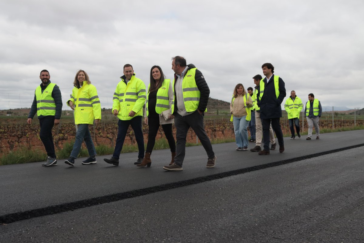 El Gobierno de La Rioja invierte 1,4 millones de euros en el refuerzo de firme de la carretera LR-113, entre Arenzana de Abajo y Baños de Río Tobía, para mejorar la circulación y garantizar la seguridad vial.

🖇️ actualidad.larioja.org/noticia?n=not-…