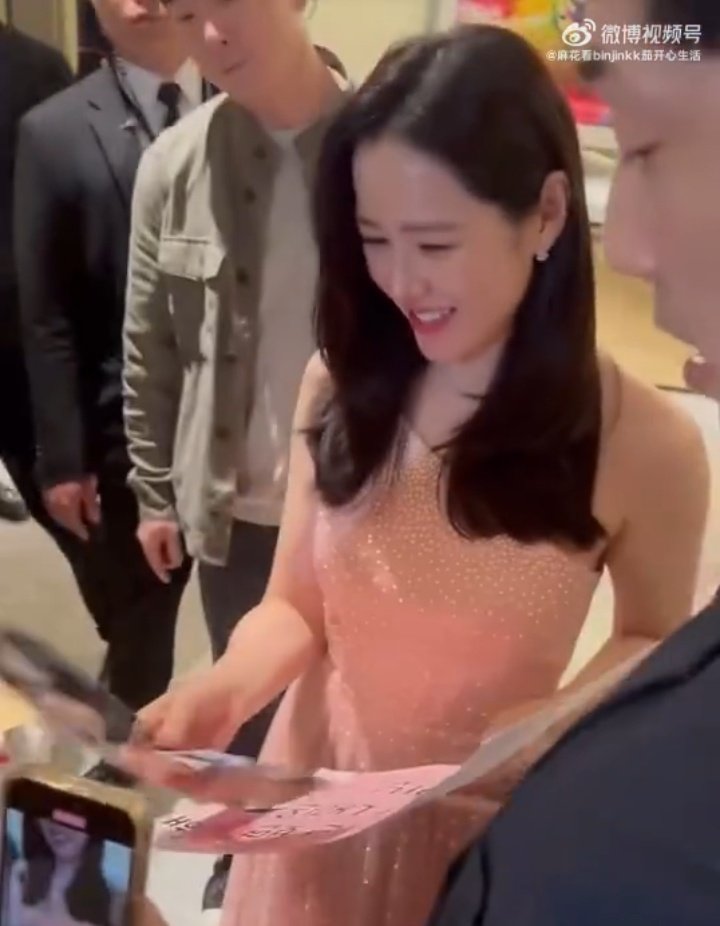 YEJINHOURLY's tweet photo. Her cute "oh my god thank you, nice to meet you and see you" 🥹
Yejin english queen 🩷🤟🏻
— #SonYeJin #손예진 https://t.co/WNA2swwwww
