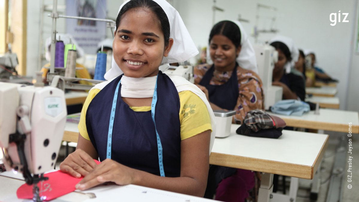 🌍 Gemeinsam mit Lindex fördern wir Geschlechtergerechtigkeit in Bangladeschs Textilindustrie. Wir schulen Führungskräfte, fördern Karrieren und erreichen 114.000 Mitarbeitende, davon 80% Frauen. 📚✨ Mehr🔗giz.de/de/weltweit/11… #GIZwirkt @BMZ_Bund
