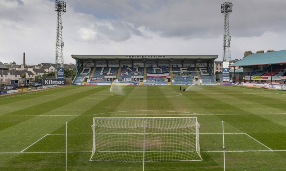 BREAKING: Dundee v Rangers to be played at DENS PARK following morning pitch inspection dlvr.it/T5ZMwH