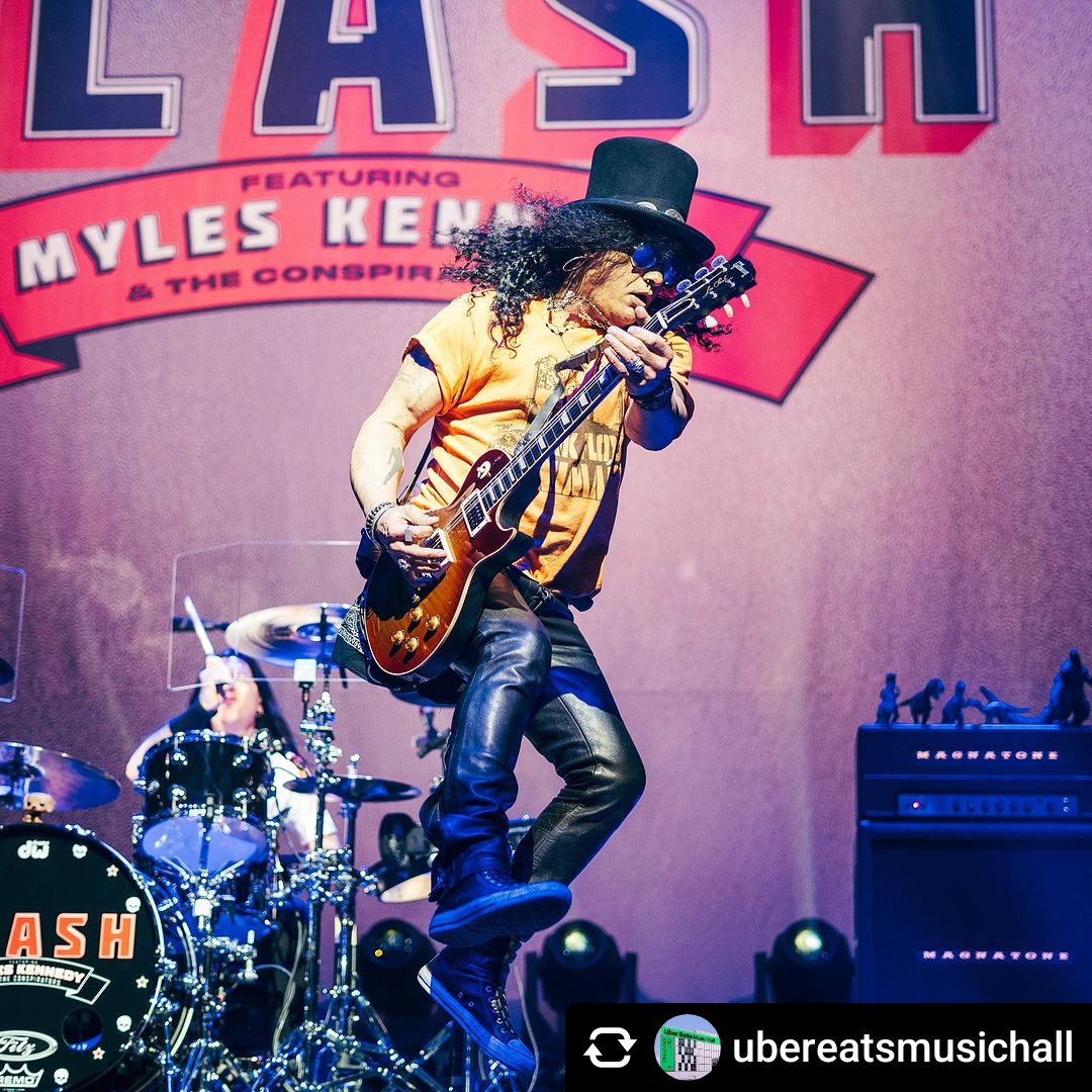 Posted @withregram • @ubereatsmusichall Last night was just as memorable as the legend himself. 🎸🖤 @Slash feat. @officialmyleskennedy and The Conspirators

▶ Link in Bio ➡ Fotos & Videos

© Pedro Becerra / STAGEVIEW

#slash  #ubereatsmusichall #konzerteinberlin #konzertfotos