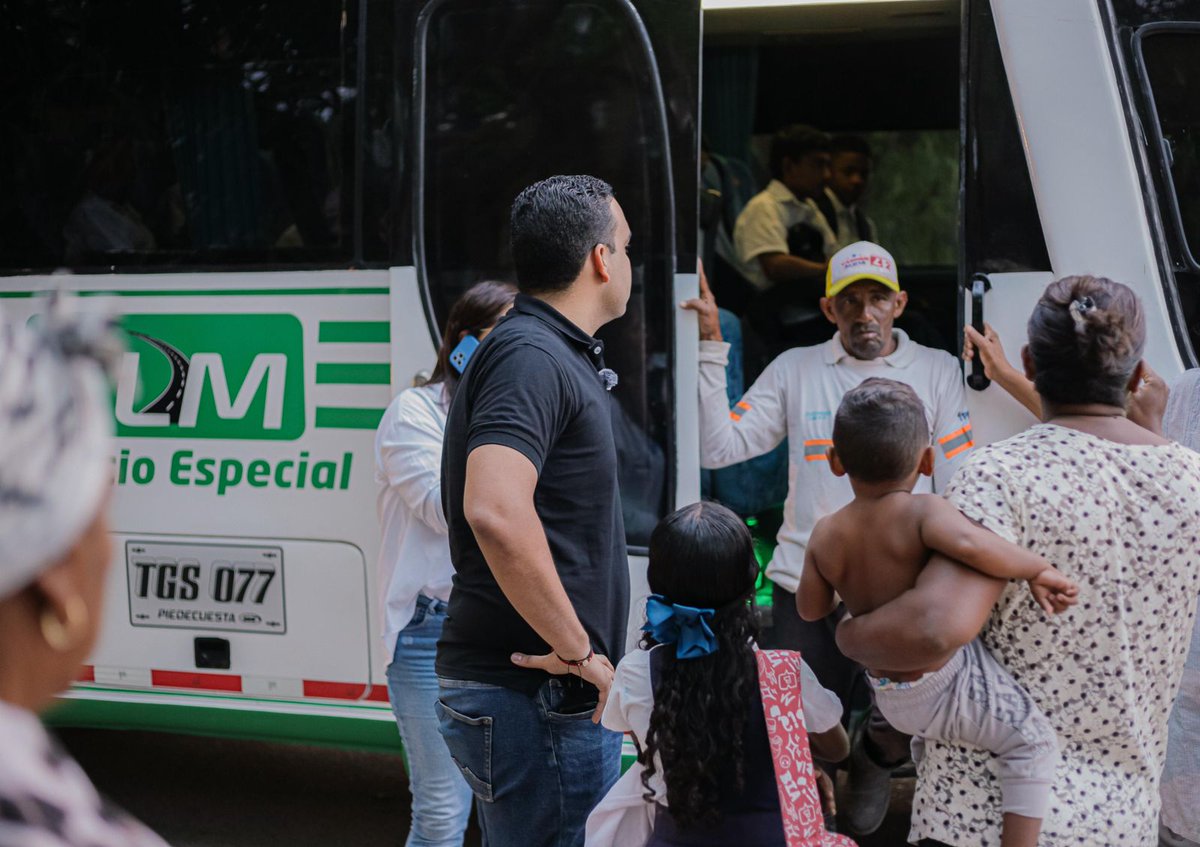 AlcaldiaVpar's tweet photo. 😍 Buenos días 

Iniciamos el programa de Transporte Escolar en el Municipio de #Valledupar

El Consorcio Transescolar 2024, con 126 rutas diarias, beneficia a más de 2.200 estudiantes, que permitirán  cumplir con horarios, garantizando su permanencia y seguridad en las aulas. https://t.co/4e94o8L0BZ