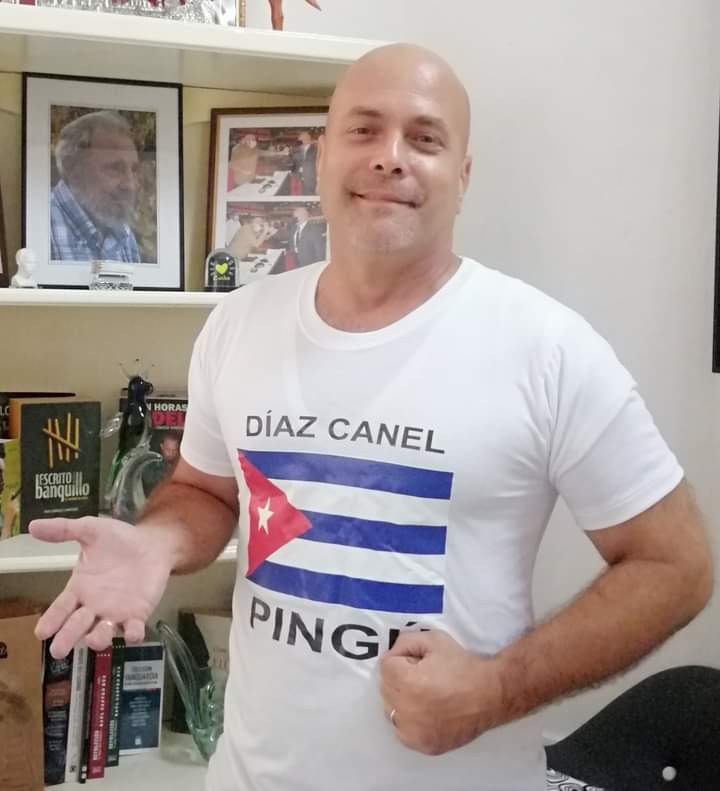 Rolando García @RolandoDomenech @FelixDuarteOrte @DiazCanelB @DrRobertoMOjeda @yoel_palmero @OsmaniPerez18 @SarduyYamila @SFerreyan #AnapCuba Yo sé que a algunos no les va a gustar, pero no quería perderme el reto de #SacaTuPuloverComunista, y ahora mismo este es el que tengo