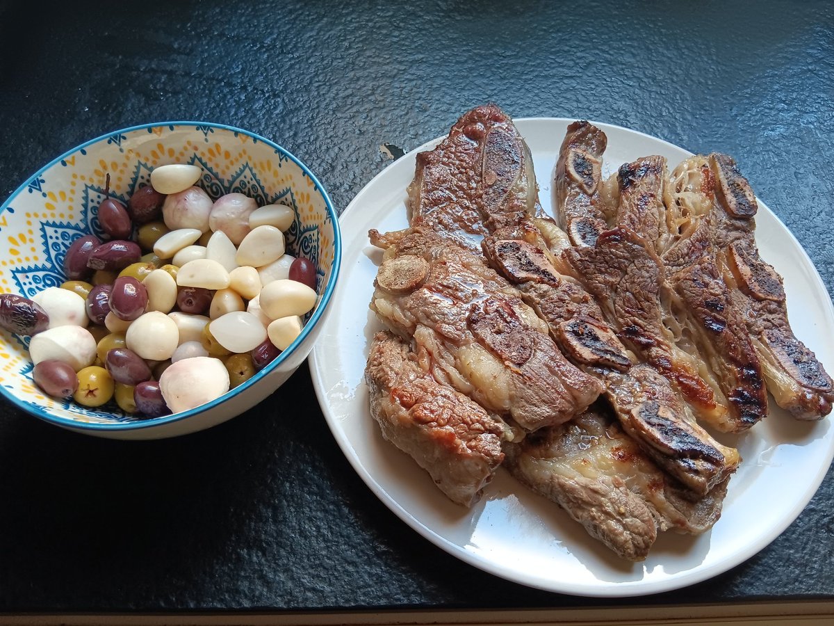 This is why I don't waste my time in restaurants anymore. 15 min to cook my only meal of the day, no need of fried potatoes, rice, pasta, bread, carrots. No dinner. 
#carnivore #ketodiet