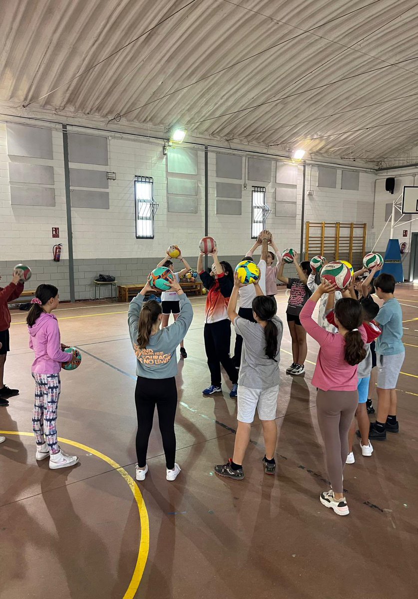 Hoy hemos visitado a alumnos de 5º y 6º del Colegio Caño Dorado en Zaratan para enseñarles un poco de voleibol. Gracias a su profesor Raúl por la invitación y por dejarnos disfrutar de una mañana tan entretenida. #Somosvoleibol #Somosvcv