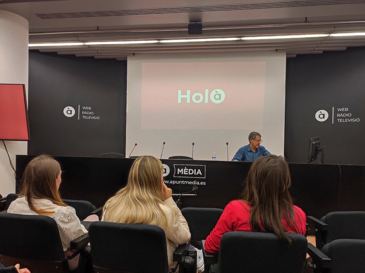 Ayer visitamos <a href="/apunt_media/">À Punt</a> con alumnos de la 11ª edición del Máster oficial en marketing político y comunicación institucional <a href="/UCV_svm/">Universidad Católica de Valencia</a>. Gracias a <a href="/ivanesteve_/">Ivan Esteve</a> y <a href="/albvicent/">Albert Vicent</a>, un placer conocer la redacción de informativos, platós, medición de audiencia y controles de realización