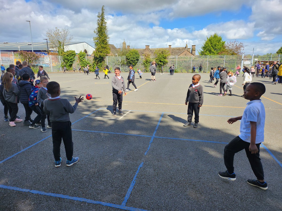 Great to see children from reception to year 6 joining in together to play a game of 4square at lunchtime play @stride_active @DioHerefordMAT