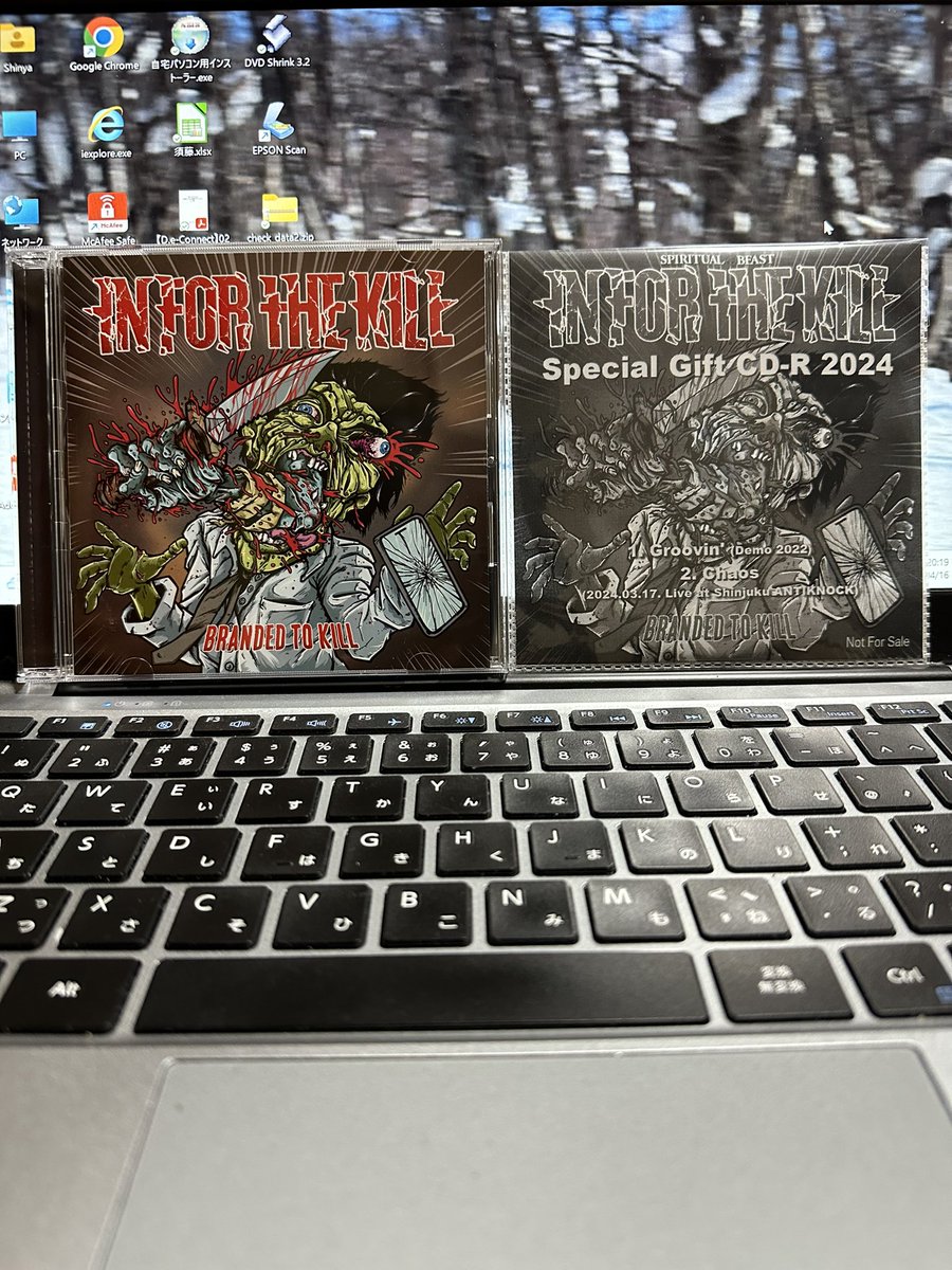 bombercarver's tweet photo. IN FOR THE KILLの新譜”BRANDED TO KILL” フラゲ！！オマケが付いてて嬉しい(先日のアンチノックでのライブ音源)
早速かけてみると．．．やべ〜、一曲目のイントロで鳥肌が立ったぞ！カッコいい。
#inforthekill #brandedtokill #spiritualbeast https://t.co/aXLubYULjR