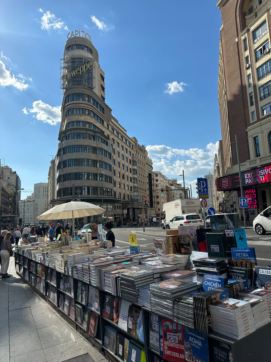 Un año más los libros toman la Gran Vía y a mi me parece MARAVILLOSO #Madrid