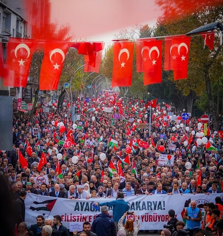 MAHALLE BAKKALI ÇOCUĞUMUZA BİR TOKAT ATSA ONDAN HEMEN ALIŞ VERİŞİ KESİYORUZ AMA ÜMMETİN ÇOCUKLARINI AÇLIĞA MAHKUM EDENLERDEN, EVİNDEN OKULUNDAN GELECEĞİNDEN EDENLERDEN, BOMBALAR LA ÖLDÜRENLERDEN HALA ALIŞ VERİŞ YAPIYORUZ! BOYKOT BİR İMAN MESELESİDİR! BOYKOTA VE MITİNGLERE DEVAM!