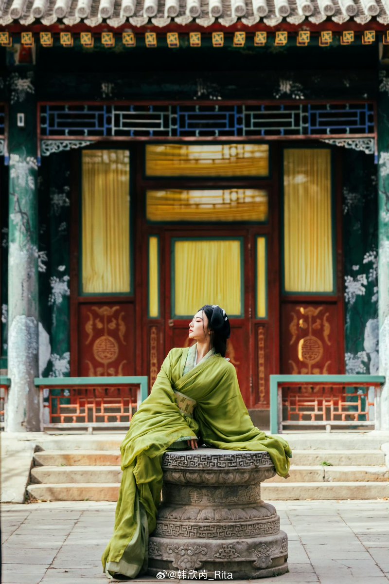 Chinese #actress Han Xinrui, dressed in an elegant #green Zhanguo Pao, also known as Warring-States-period-style #Hanfu #robe. Zhanguo Pao is a typical traditional #Chinese #clothing, in which the top and bottom part of a whole robe are cut separately and then stitched together.