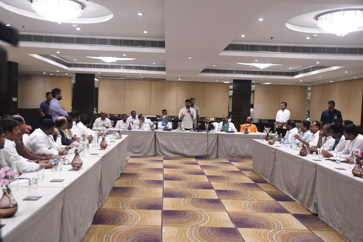 LVReddy73's tweet photo. #Gulf workers welfare associations got an opportunity to meet #Telangana CM for first time in 10yrs today to air their grievances. CM @revanth_anumula interacts with #Gulf workers&promised to bring #NRIpolicy like #Kerala for welfare of Gulf workers/families.
@TelanganaCMO https://t.co/AbB3av2OKv