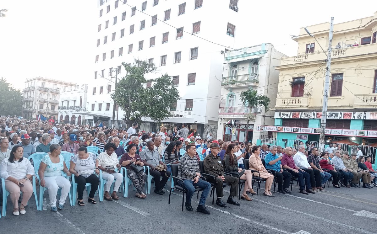 👉Estuvieron presentes en el acto el Primer Secretario del Partido en La Habana <a href="/IzquierdoAlons1/">Livan Izquierdo Alonso</a>  la Gobernadora de la capital <a href="/YanetHzP/">Yanet Hernández Pérez</a> y otros dirigentes del partido y las organizaciones de masas.
👉De manera especial, combatientes que participaron en la gesta de Giron
#Cuba