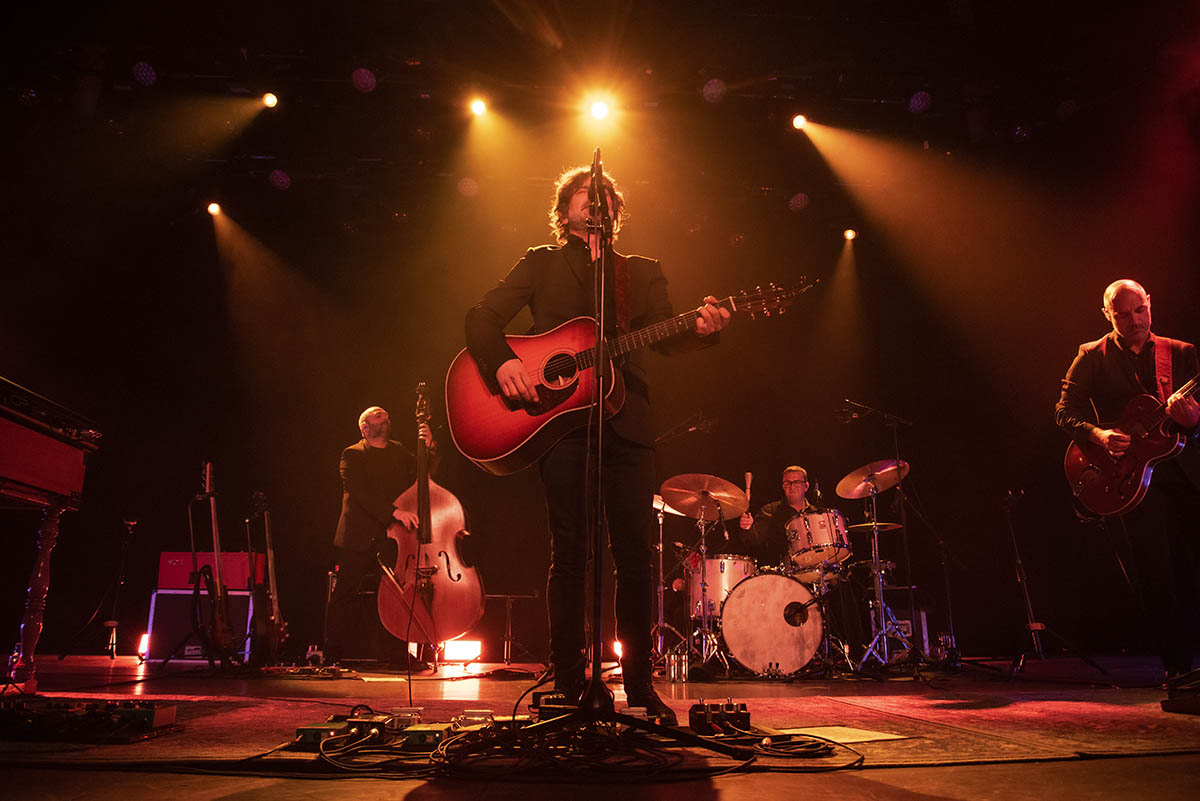 “La primera parte del show estuvo cargada de emotividad, de recuerdos compartidos, de nostalgia bien entendida, de volver a ser lo que un día fuimos...”.

Crónica del concierto de Quique González en La Riviera de Madrid.

✍️ @javideci  
📷 @AlexResfeber 

crazyminds.es/conciertos/cro…