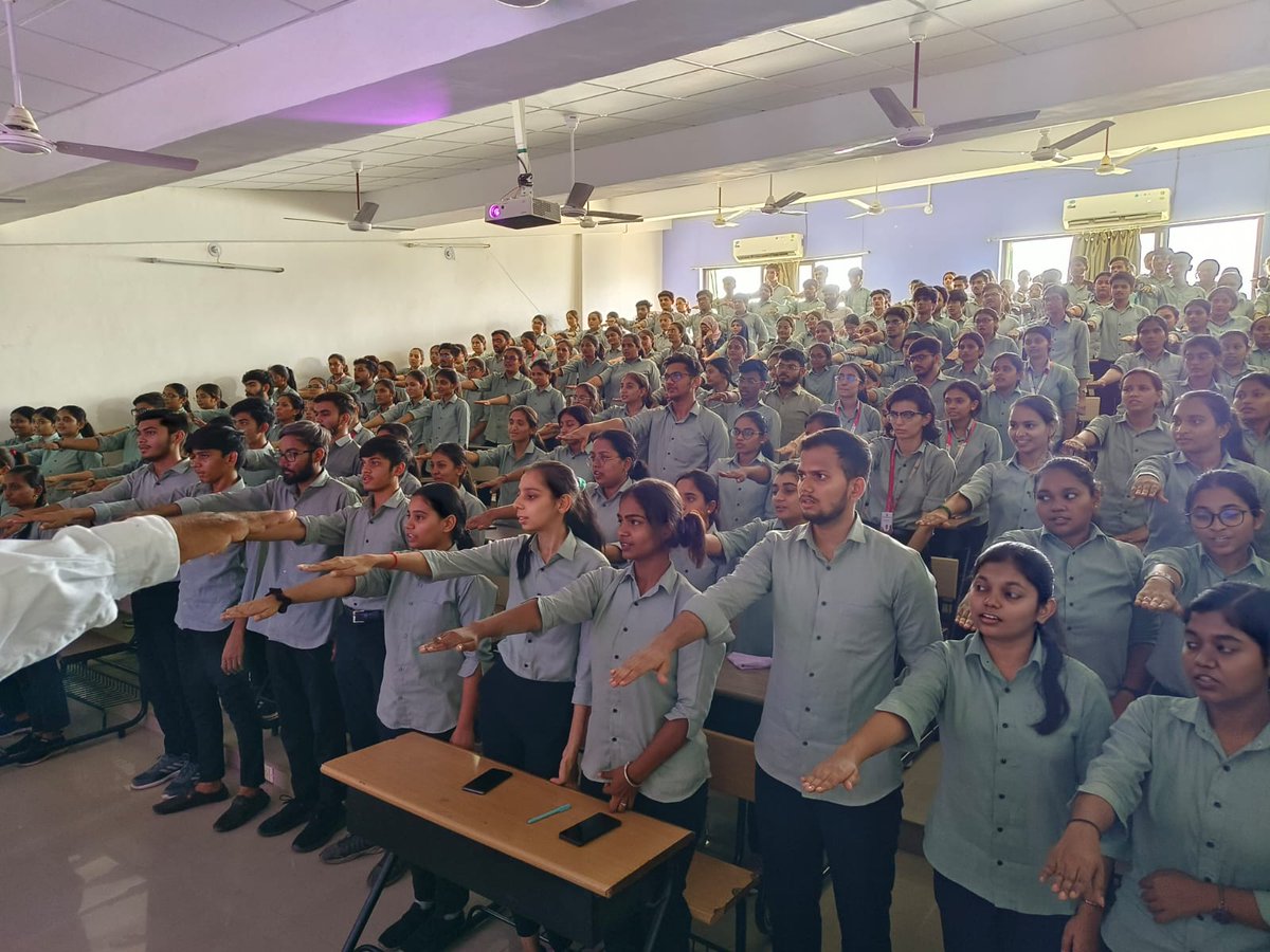 14mam_Mahuva's tweet photo. Camp at Campus @ Shrimad Rajchandra Collage Of Physiotherapy Ta. Mahuva Dist. Surat (Sveep Activity) https://t.co/o9bVCZn1kn