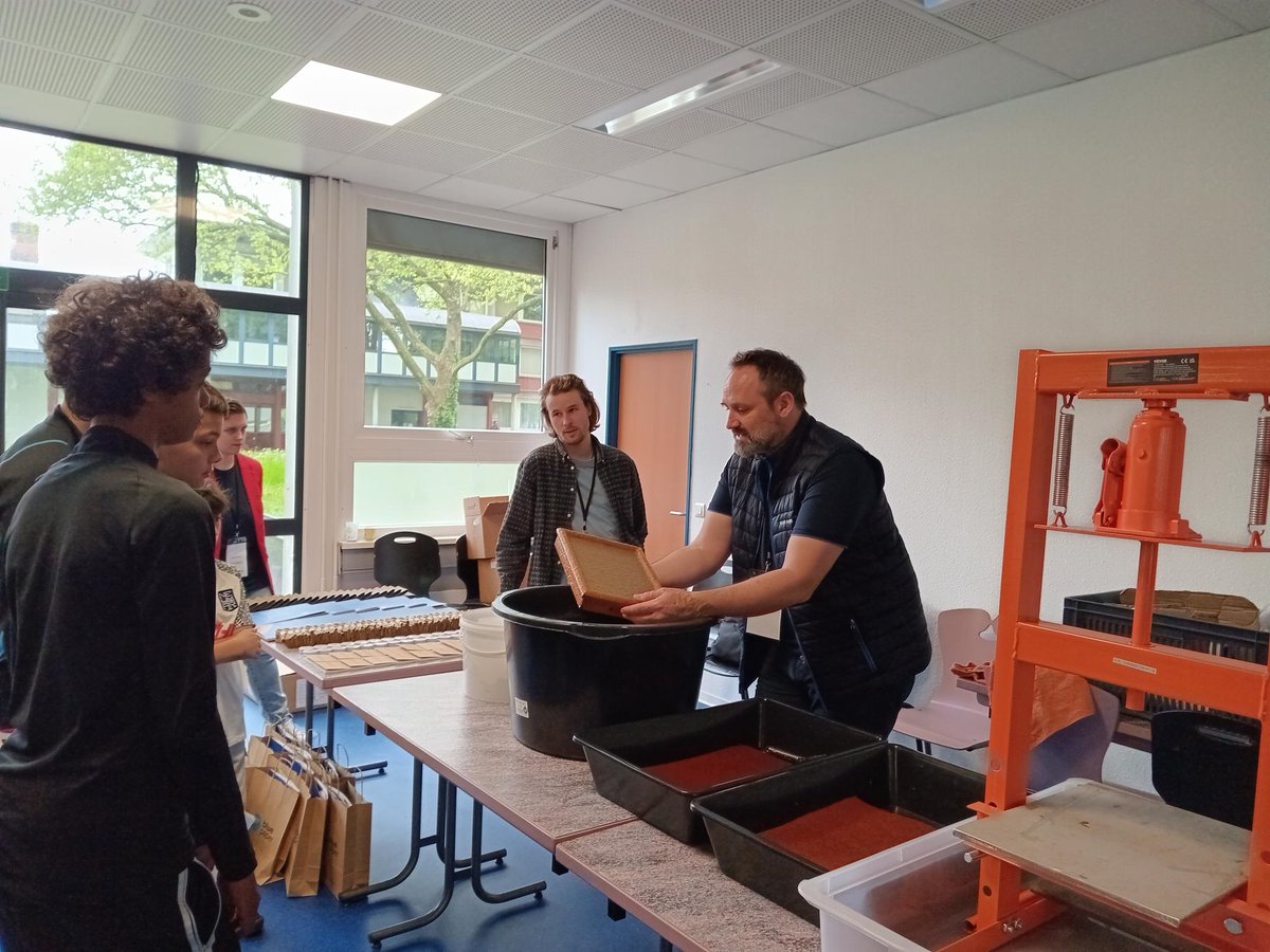 Lycee_Monnet's tweet photo. Rencontre de nos élèves de 4ème hier matin avec les entreprises du port de Strasbourg. Une autre façon de concevoir et de formaliser l'information à l'orientation.
Merci à tous pour ces moments d'échanges et à très vite pour la suite au collège et au lycée Jean Monnet. https://t.co/uSYW0IagKT