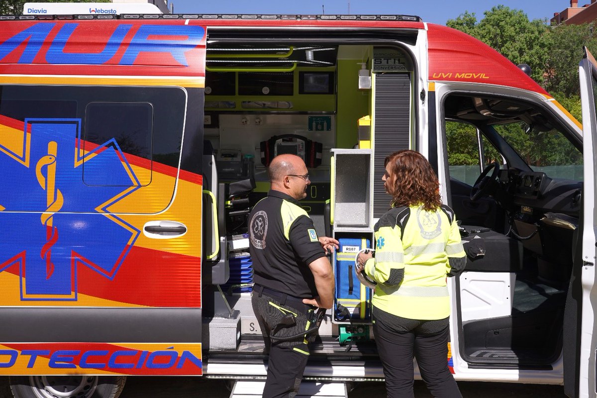 MADRID's tweet photo. 📢Las ambulancias recién integradas por @SAMUR_PC mejoran la seguridad dentro y fuera del vehículo

✅Incorporan un sistema de señalización óptico/acústico 🚨 que aumenta la seguridad de los ciudadanos y neveras más grandes para conservar la medicación
👉https://t.co/7MWorAOCCh https://t.co/fkErhywQeY